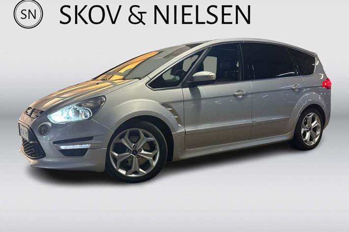 Sølv Ford S-MAX fra 2012 set udefra