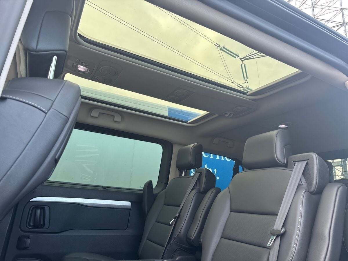 Brun Peugeot e-Traveller fra 2023