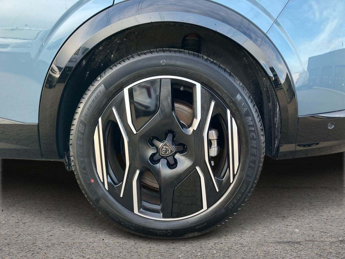 Blå Peugeot e-5008 fra 2024