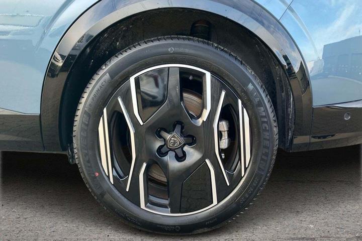 Blå Peugeot e-5008 fra 2024
