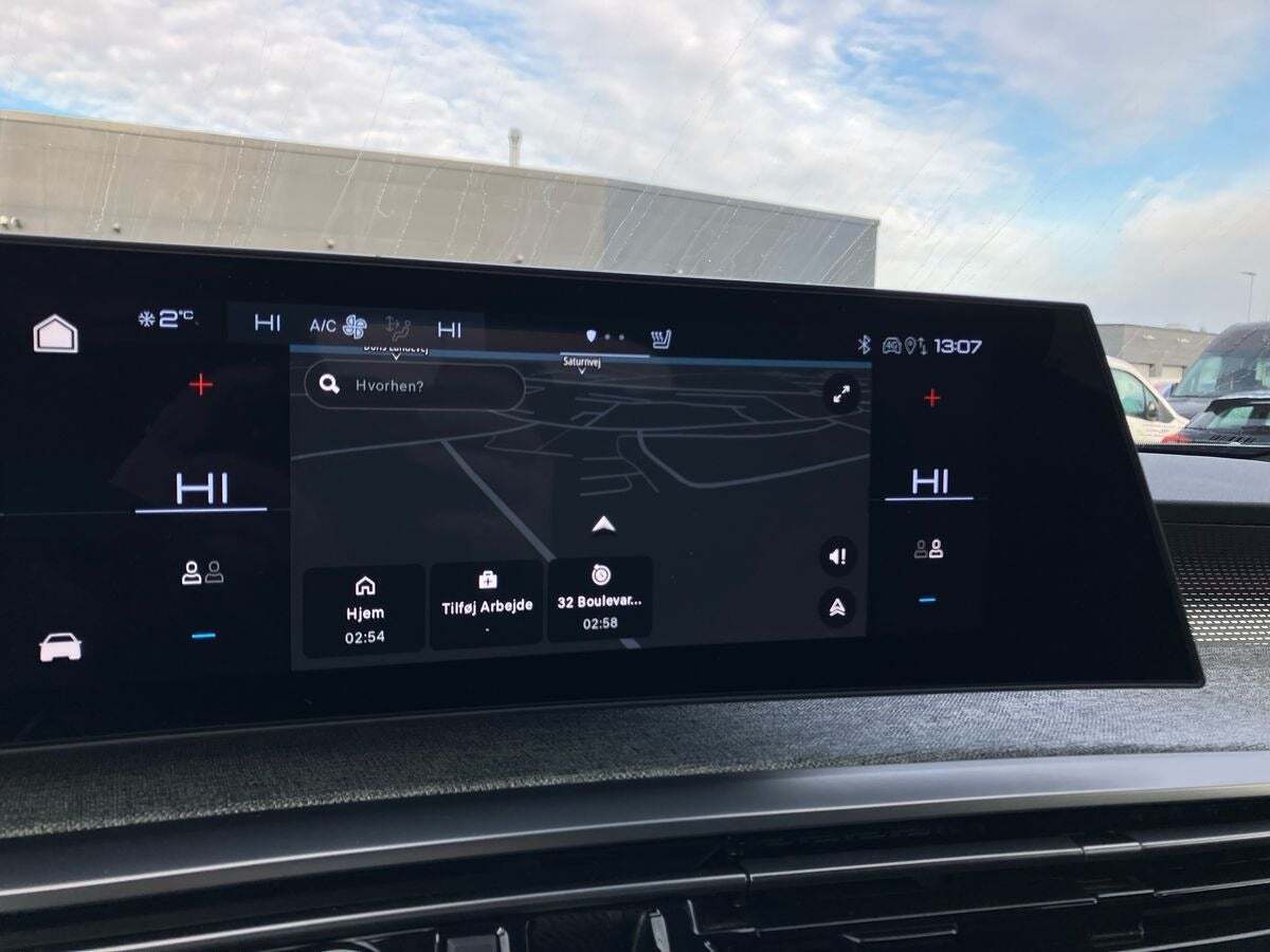 Blå Peugeot e-5008 fra 2024