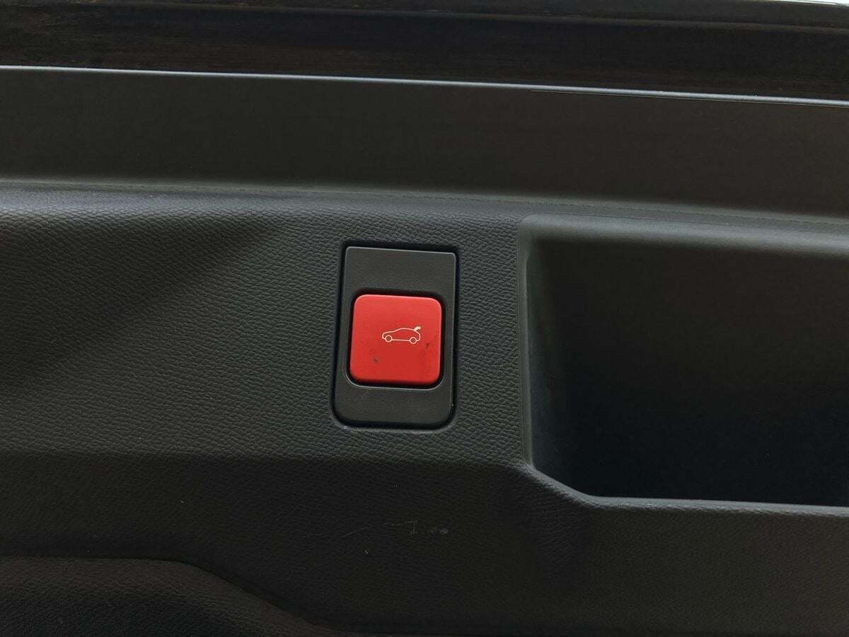 Blå Peugeot e-5008 fra 2024