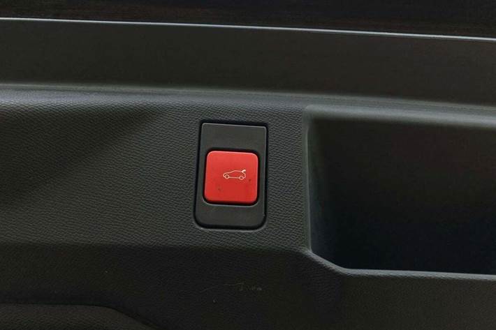 Blå Peugeot e-5008 fra 2024