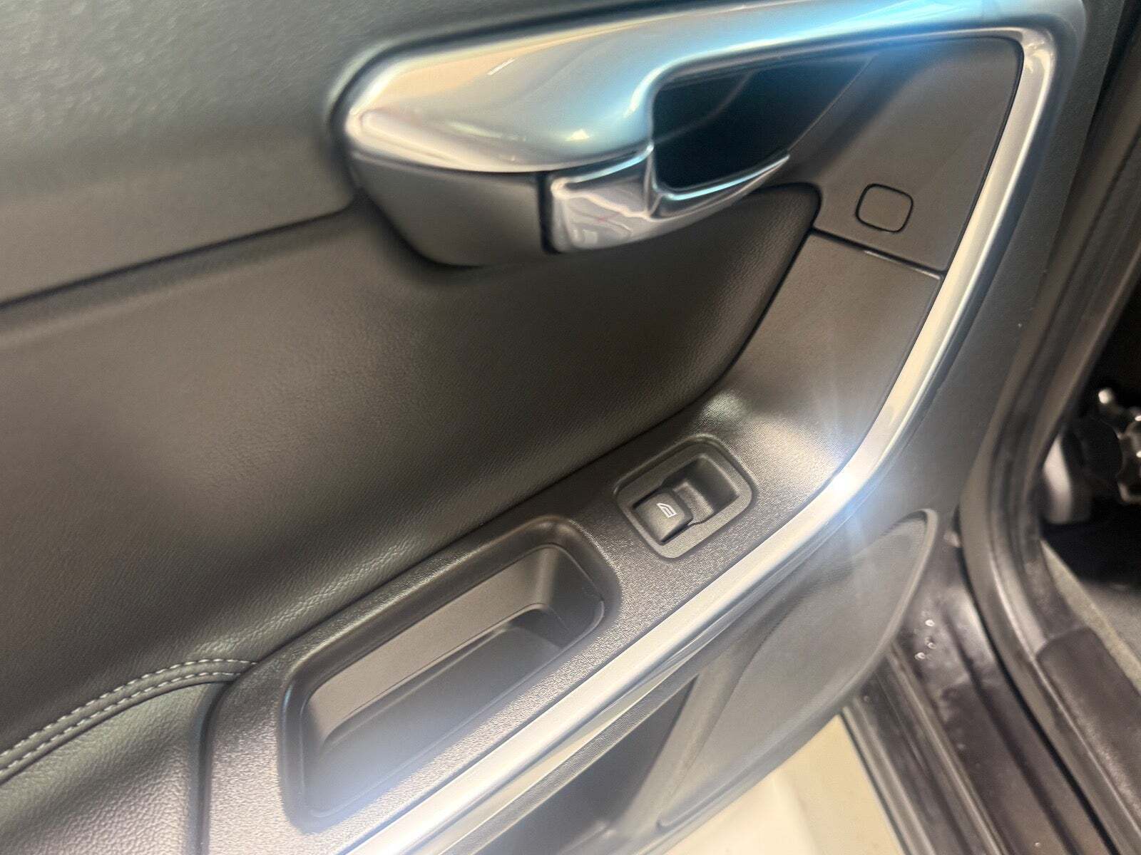 Sort Volvo V60 fra 2015