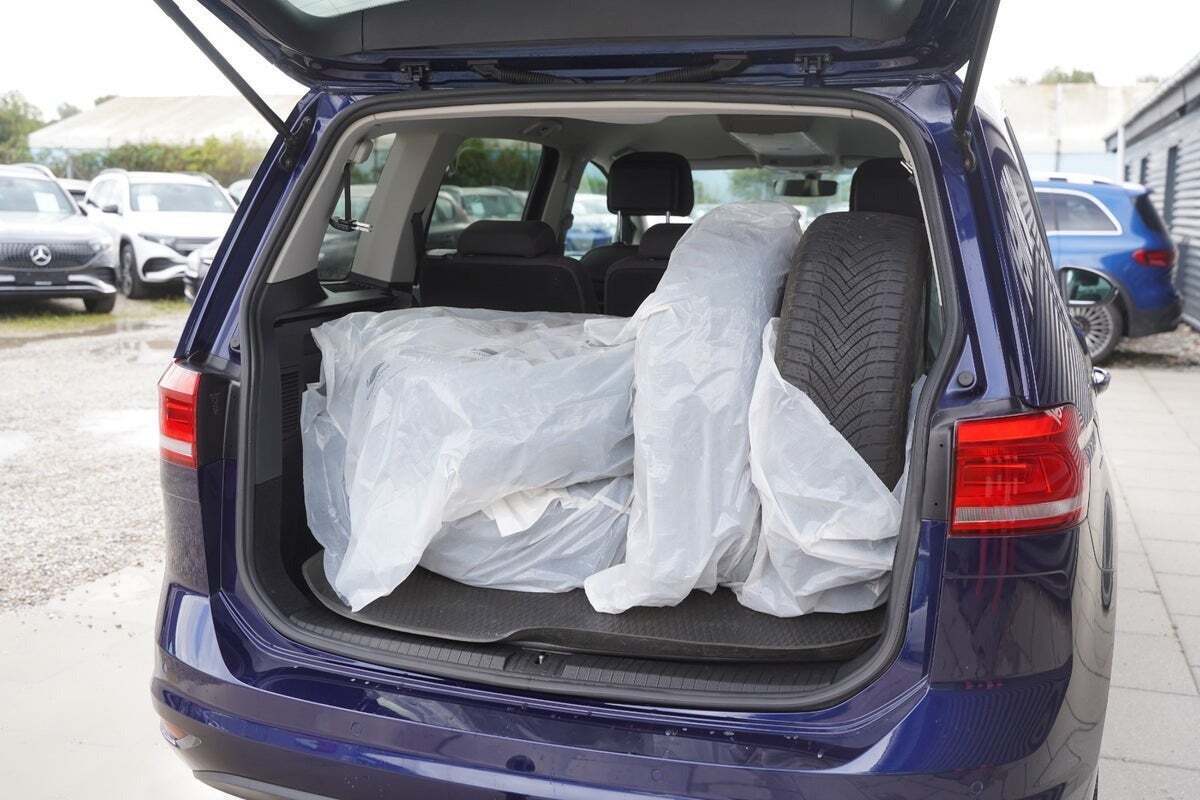 Blå VW Touran fra 2019