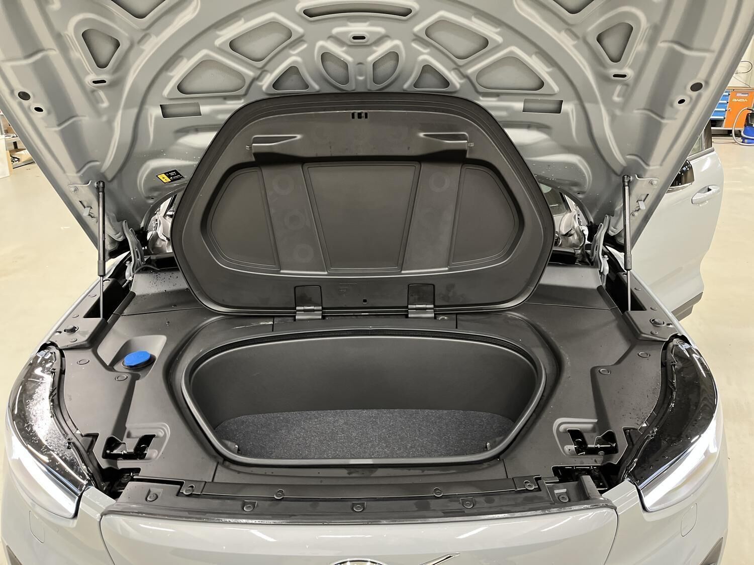 Grå Volvo XC40 fra 2024