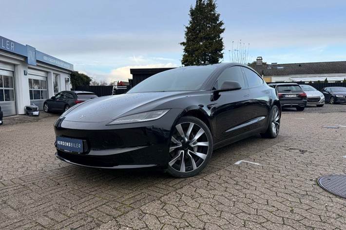Sort Tesla Model 3 fra 2024 set udefra