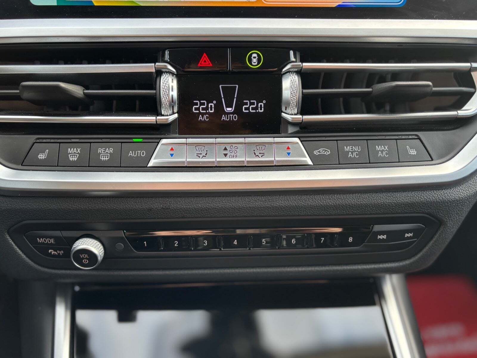 Blå BMW 330e fra 2021