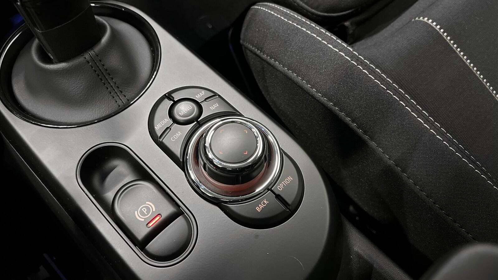 Sølv Mini Cooper SE fra 2023