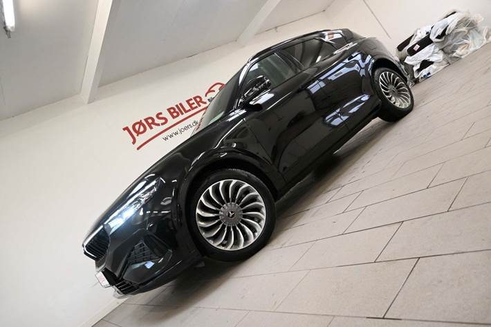 Sort Voyah Free fra 2024 set udefra