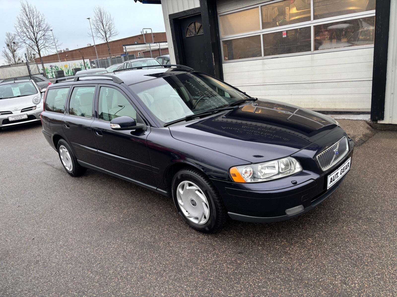 Blå Volvo V70 fra 2007 set udefra