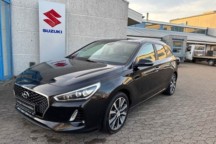 Sort Hyundai i30 fra 2017 set udefra