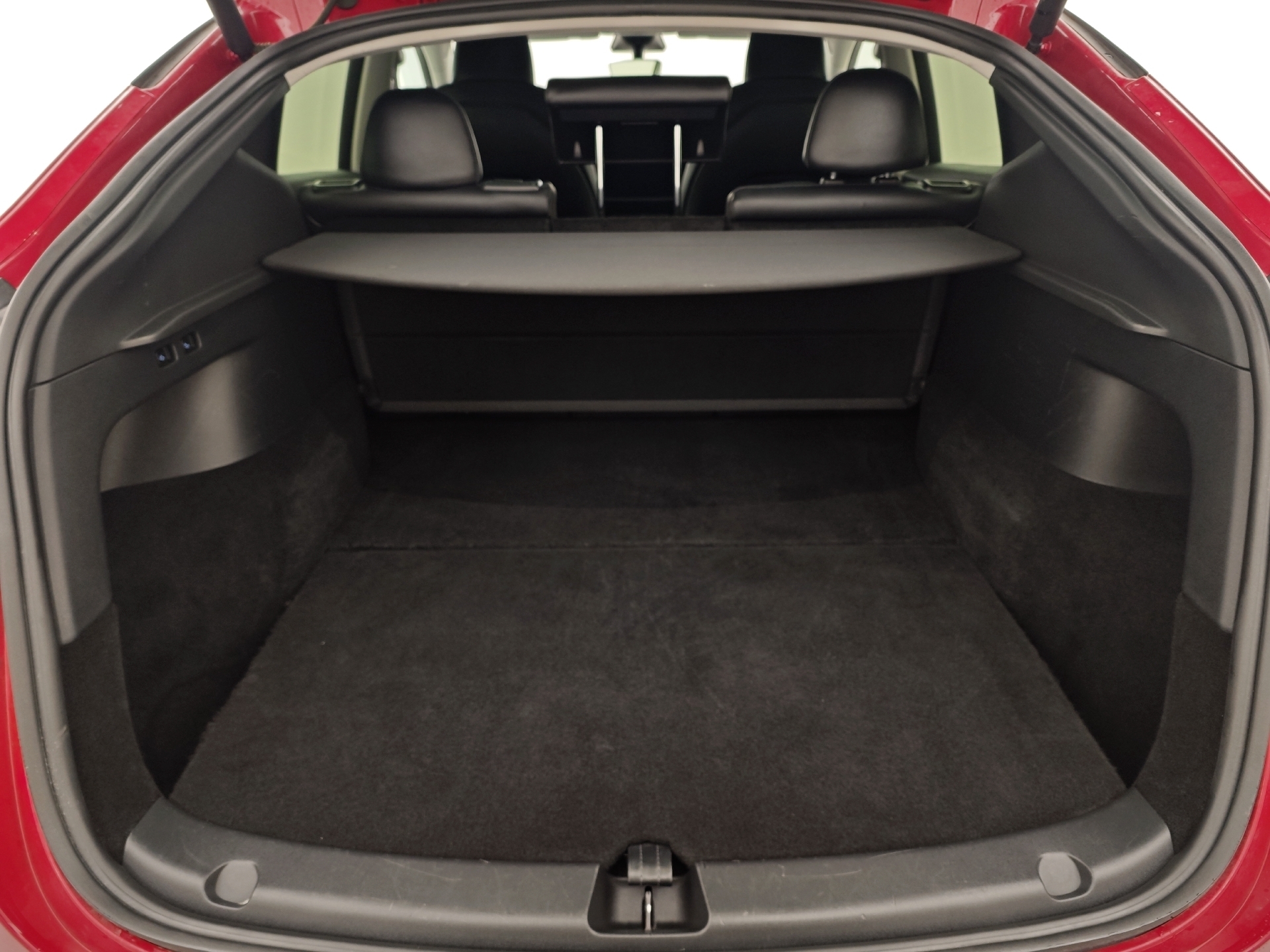 Rød Tesla Model Y fra 2023