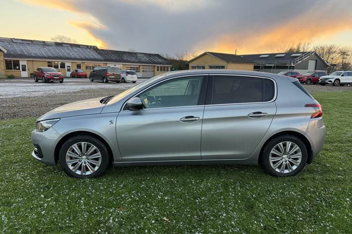 Grå Peugeot 308 fra 2020