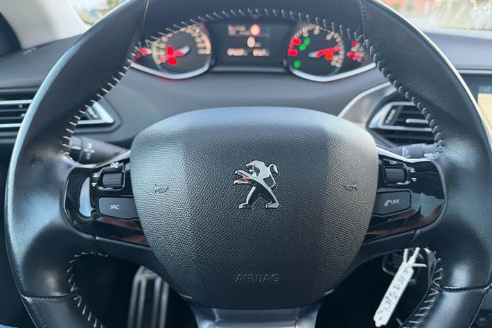 Grå Peugeot 308 fra 2020