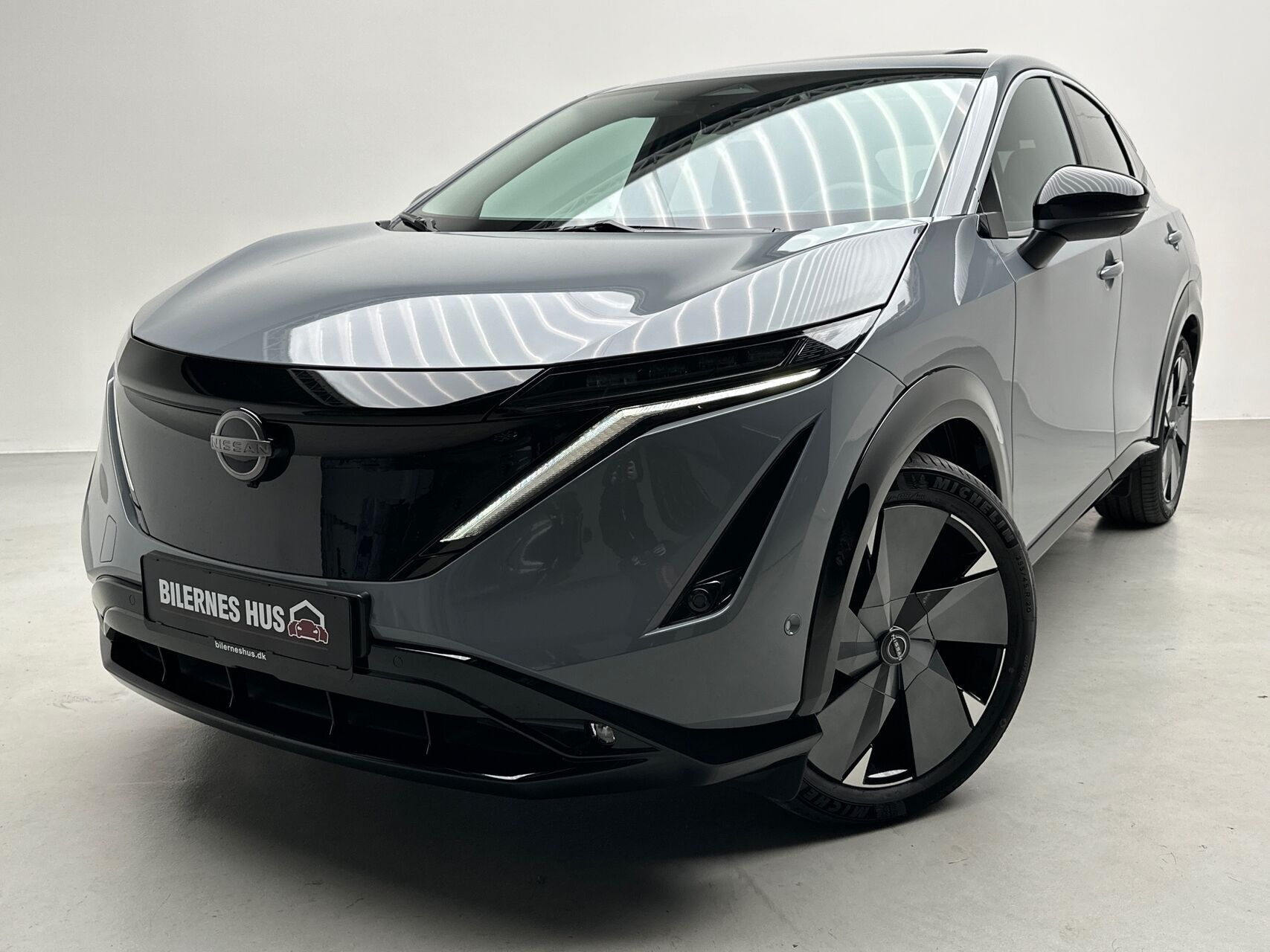 Grå Nissan Ariya fra 2025