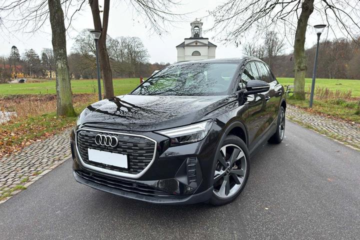 Sort Audi Q4 e-tron fra 2022 set udefra