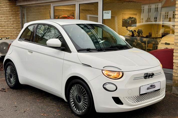 Hvid Fiat 500e fra 2021 set udefra
