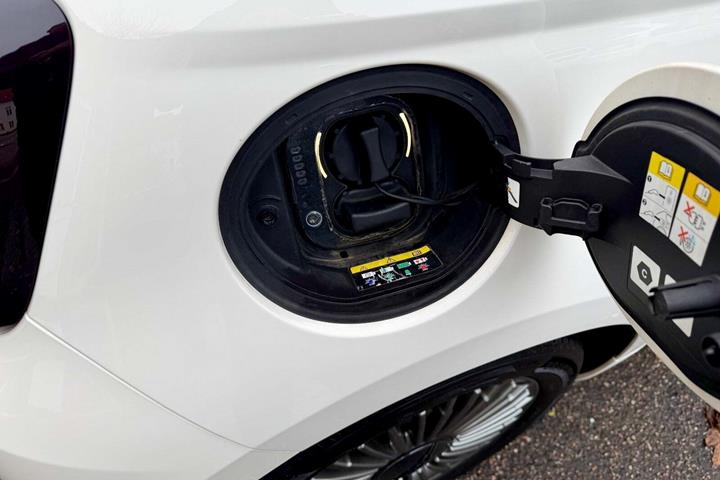 Hvid Fiat 500e fra 2021