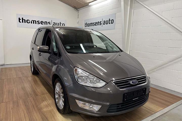 Grå Ford Galaxy fra 2015 set udefra