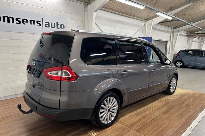 Grå Ford Galaxy fra 2015
