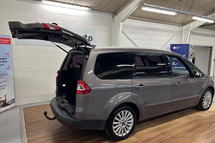 Grå Ford Galaxy fra 2015