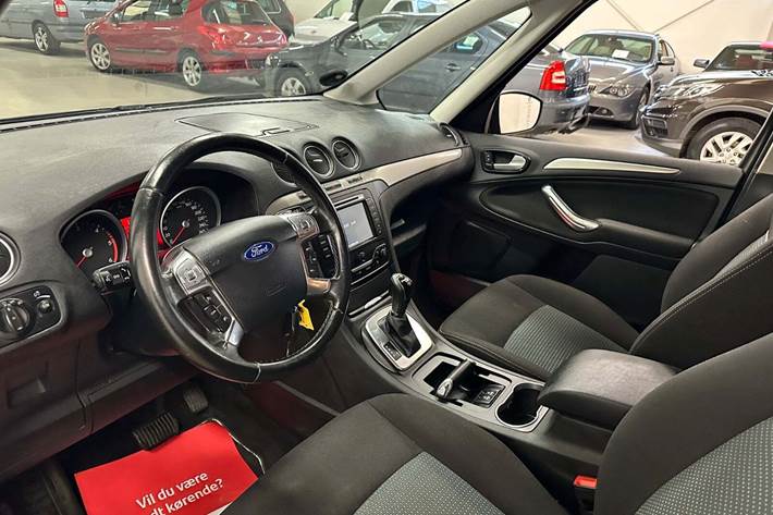 Grå Ford Galaxy fra 2015