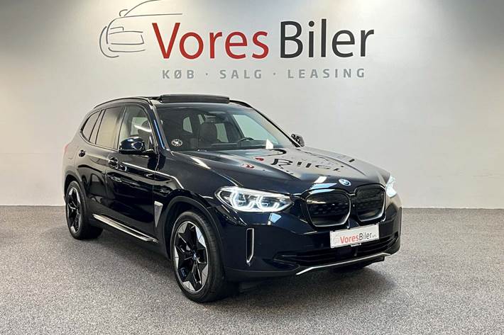 Blå BMW iX3 fra 2022 set udefra