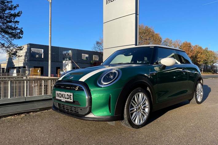 Grøn Mini Cooper SE fra 2022 set udefra