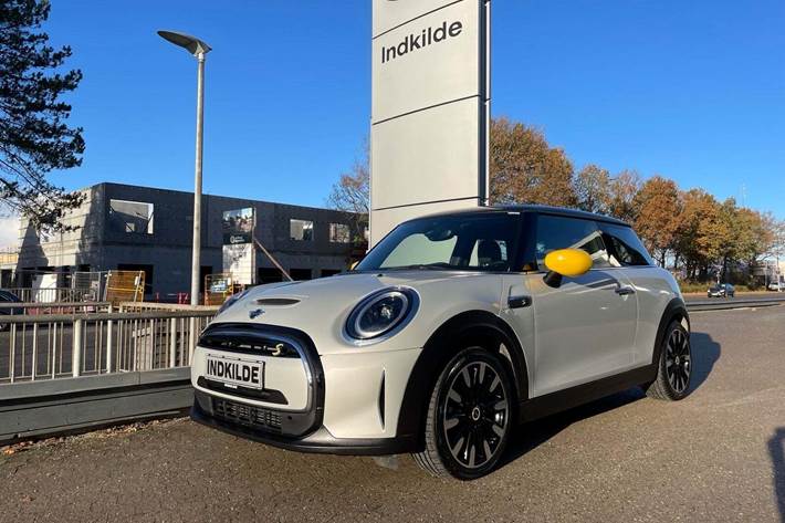 Hvid Mini Cooper SE fra 2022 set udefra
