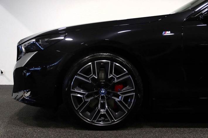 Sort BMW i5 fra 2024