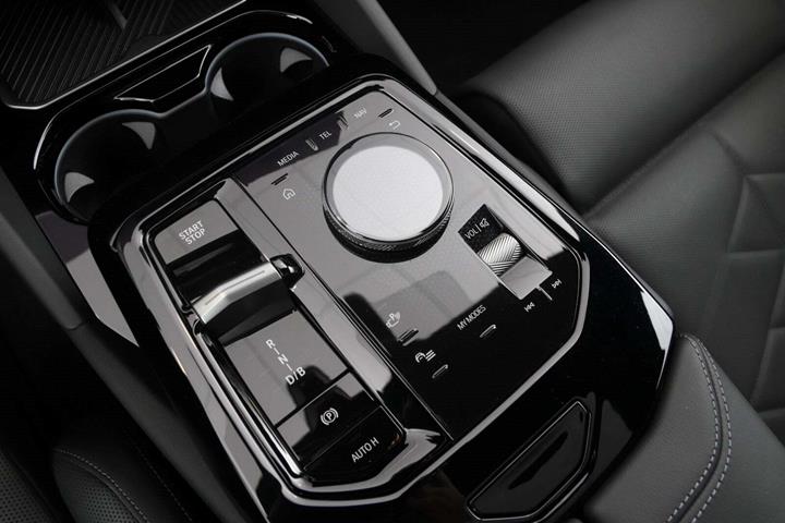 Sort BMW i5 fra 2024