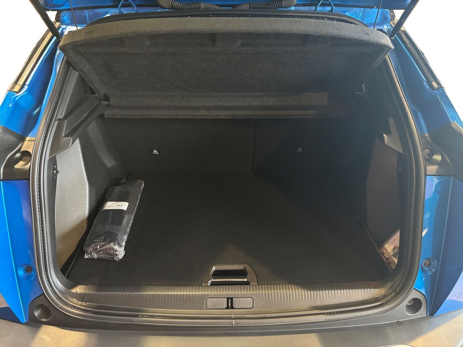 Blå Peugeot e-2008 fra 2021