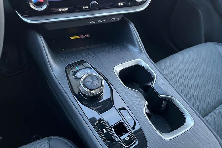 Grå Lexus RZ fra 2024