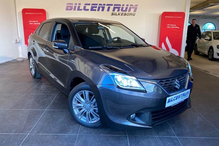 Grå Suzuki Baleno fra 2016 set udefra