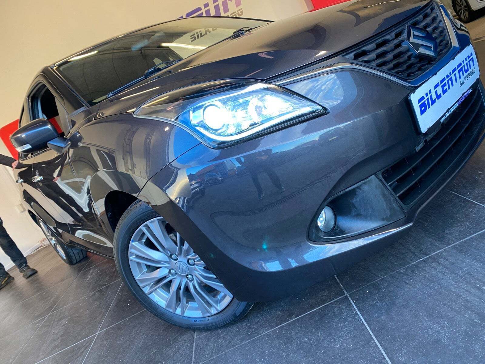 Grå Suzuki Baleno fra 2016