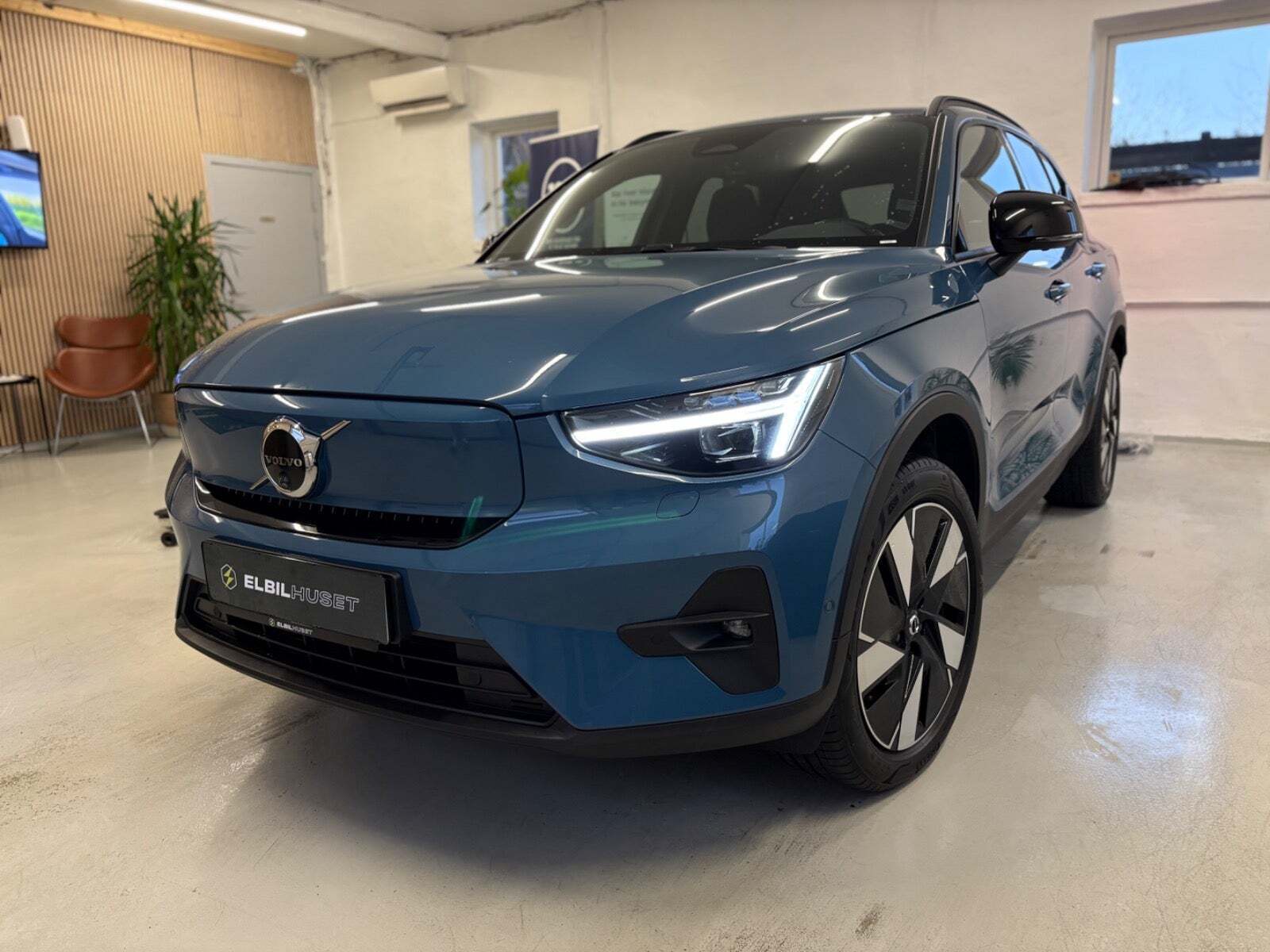 Blå Volvo EX40 fra 2025