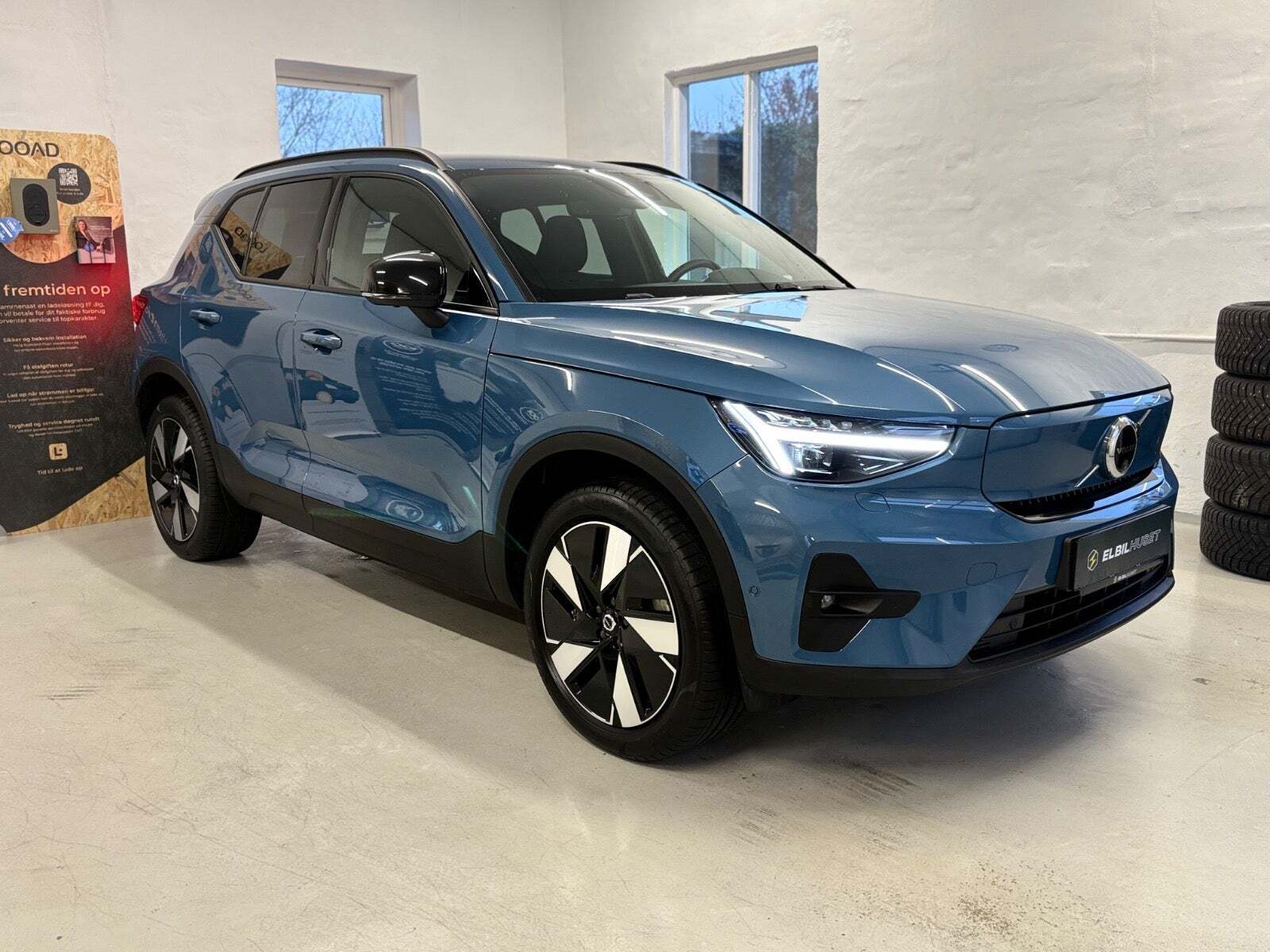 Blå Volvo EX40 fra 2025 set udefra