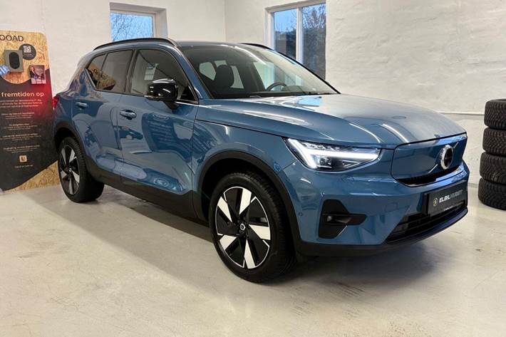 Blå Volvo EX40 fra 2025 set udefra
