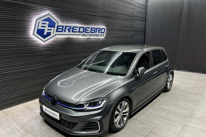 Grå VW Golf VII fra 2020 set udefra