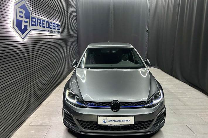 Grå VW Golf VII fra 2020