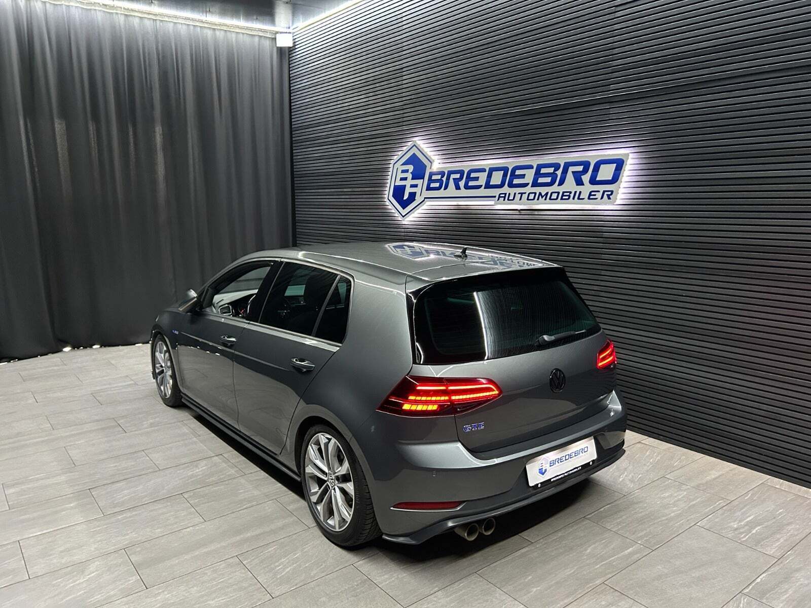 Grå VW Golf VII fra 2020