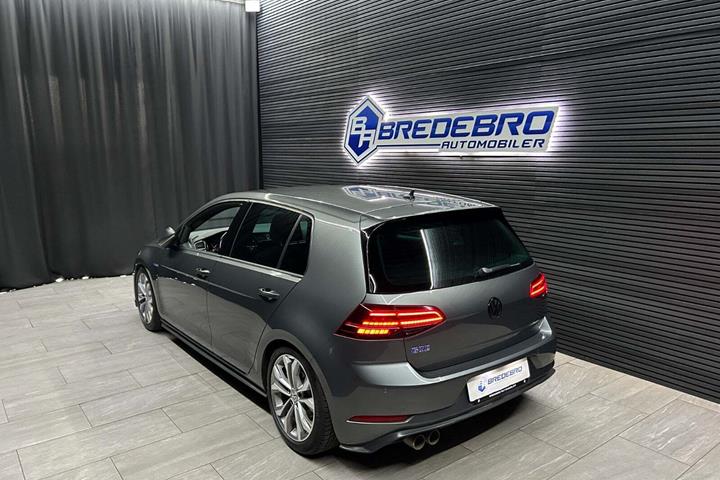 Grå VW Golf VII fra 2020
