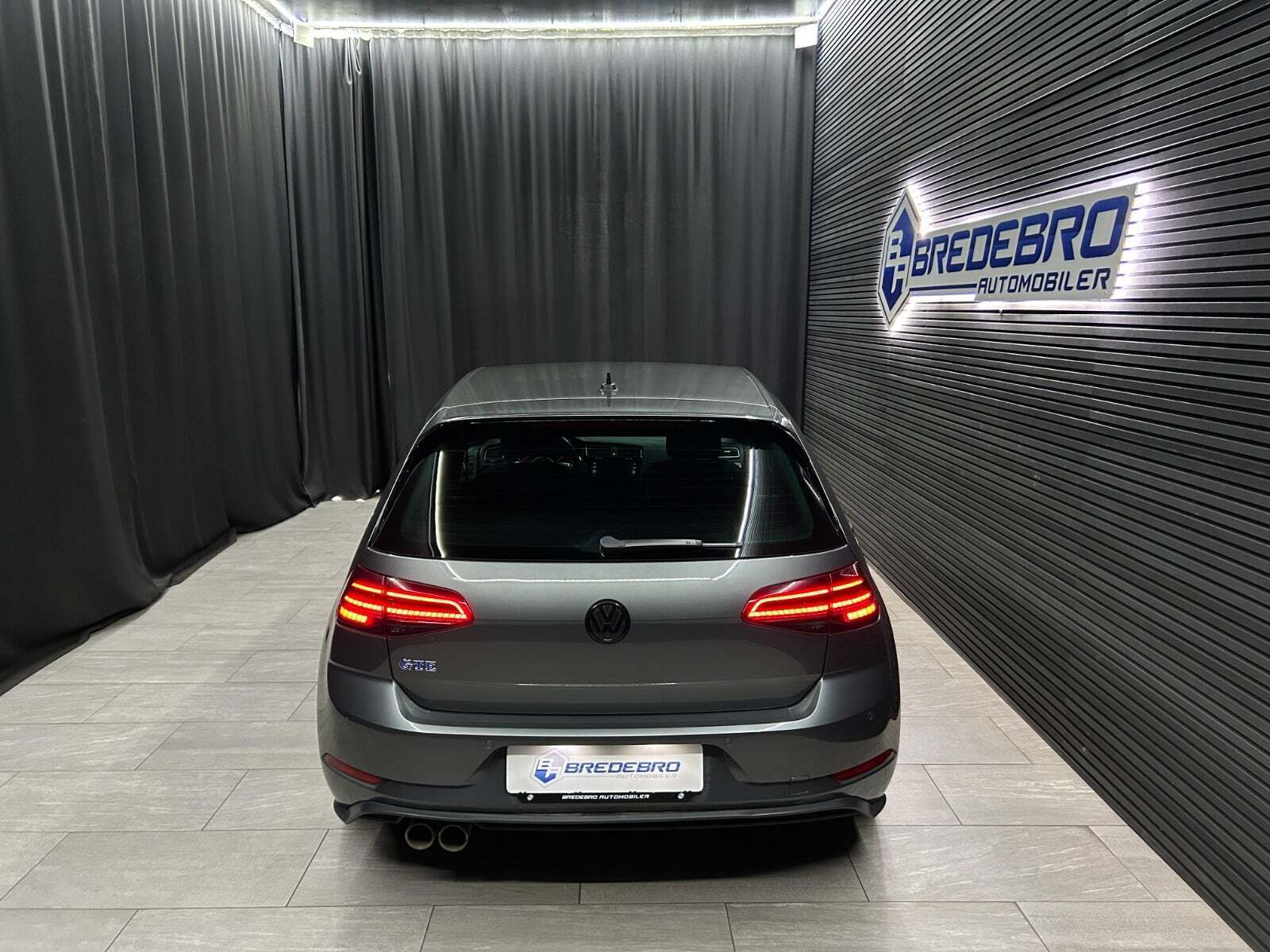 Grå VW Golf VII fra 2020