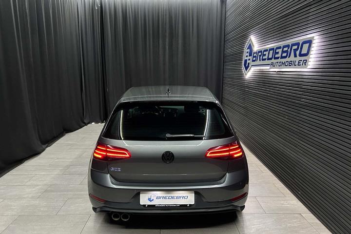 Grå VW Golf VII fra 2020