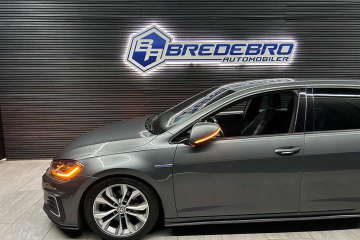 Grå VW Golf VII fra 2020