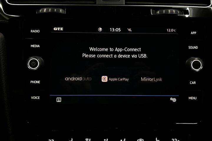 Grå VW Golf VII fra 2020
