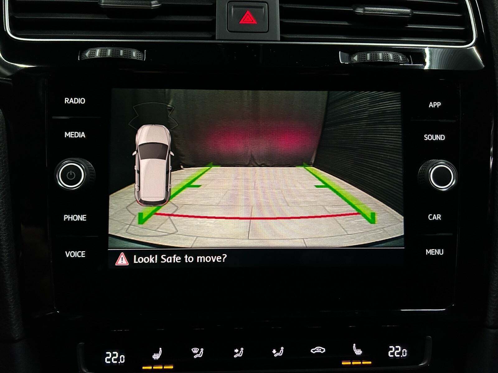 Grå VW Golf VII fra 2020