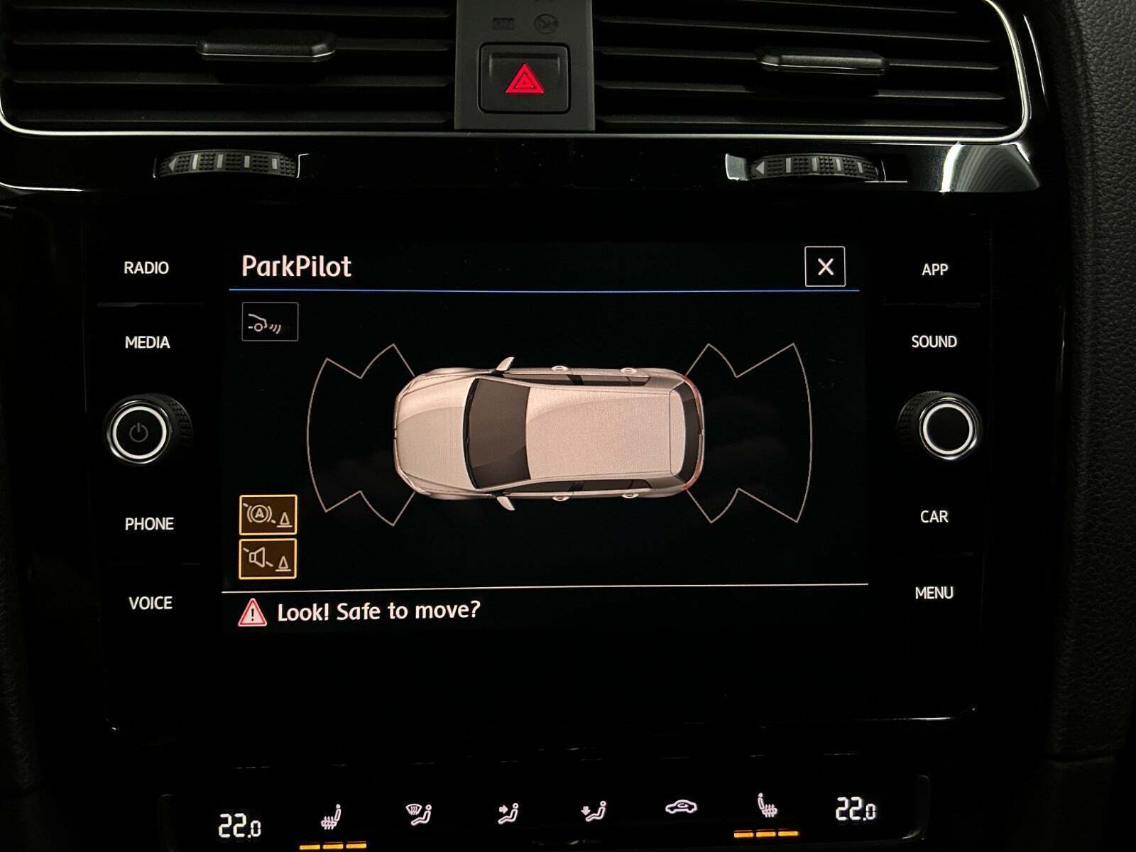 Grå VW Golf VII fra 2020