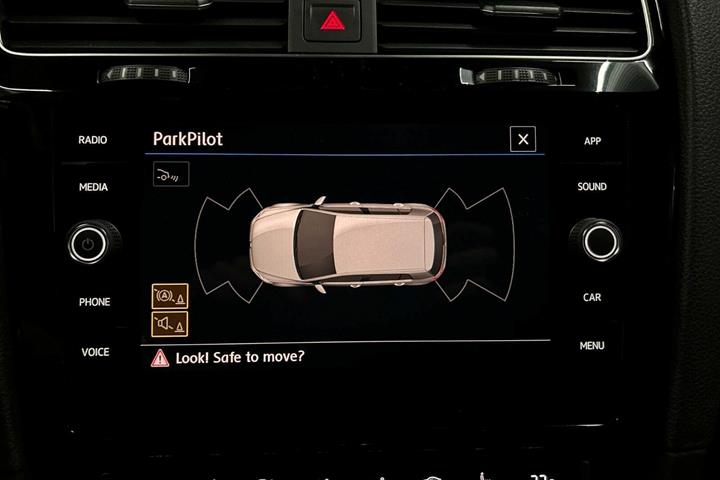 Grå VW Golf VII fra 2020
